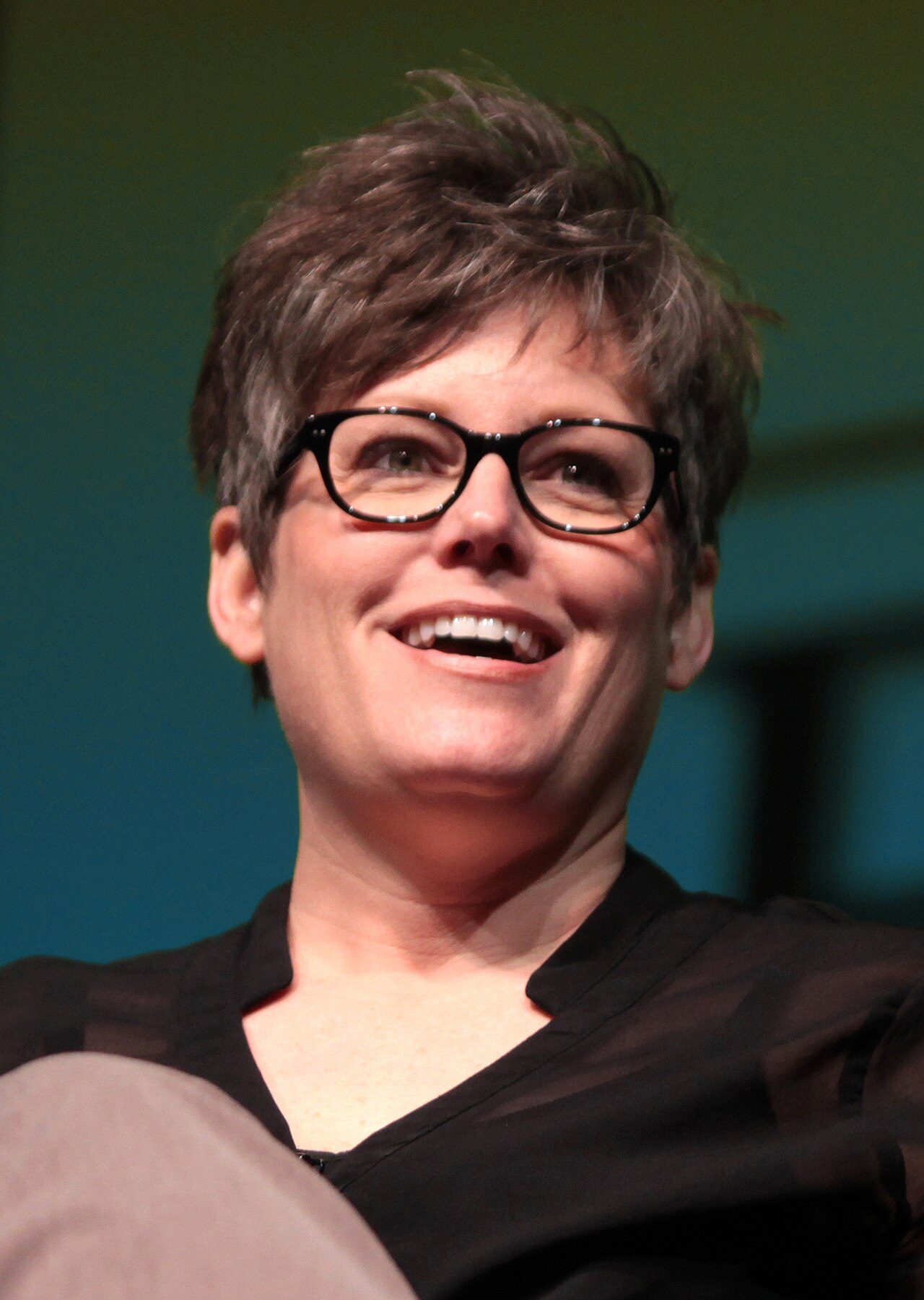 Portrait de Katie Hobbs