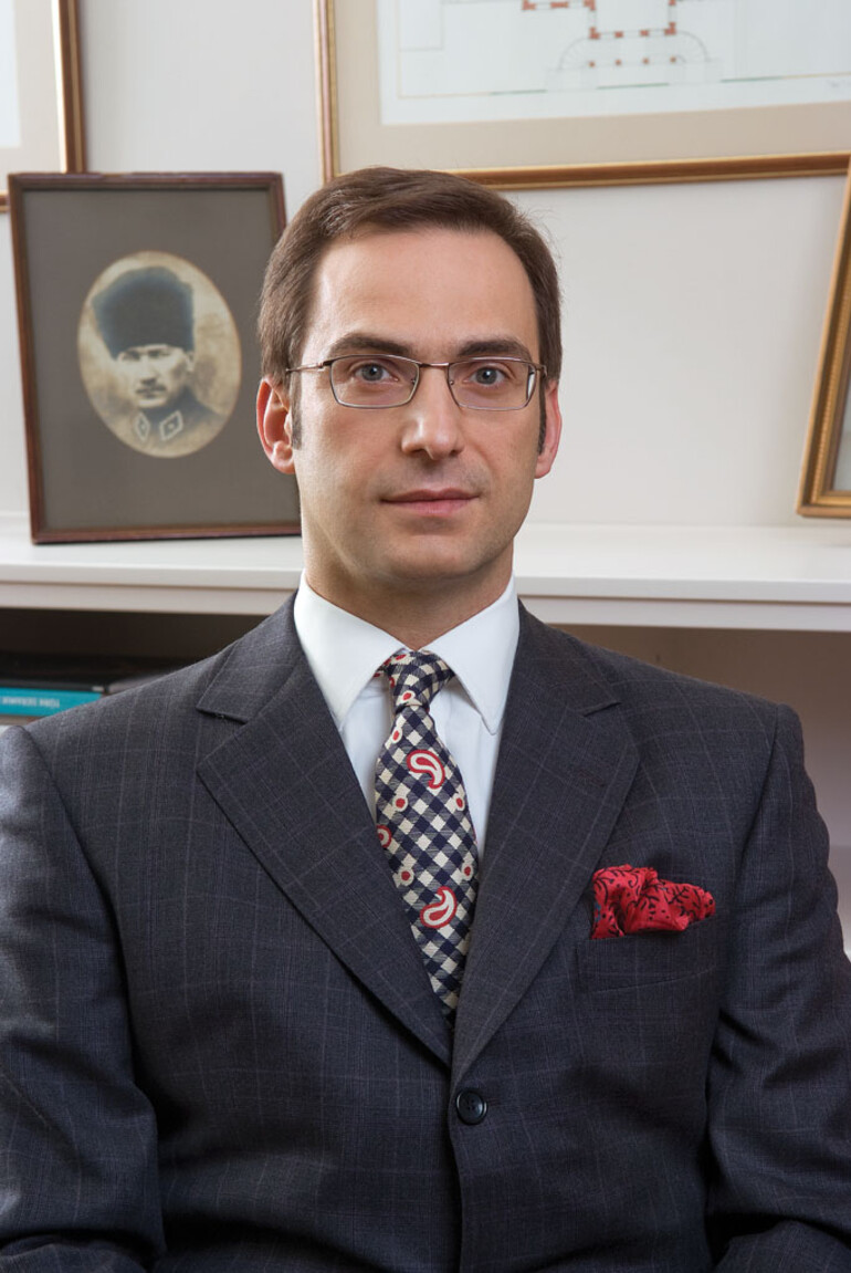Portrait de Ömer Koç